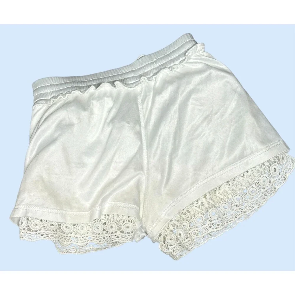 N/A white crochet